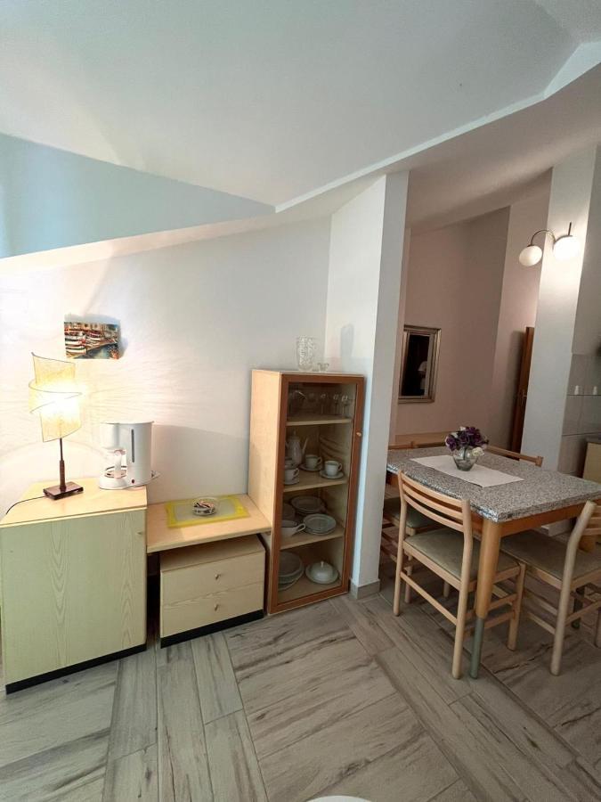 Gorana Apartman With Swimming Pool Apartment Jelsa  Exterior photo