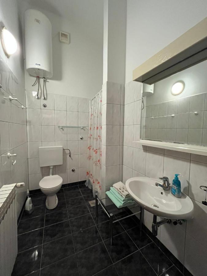 Gorana Apartman With Swimming Pool Apartment Jelsa  Exterior photo