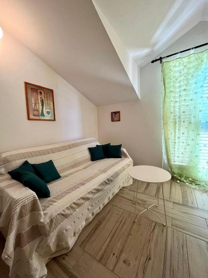 Gorana Apartman With Swimming Pool Apartment Jelsa  Exterior photo