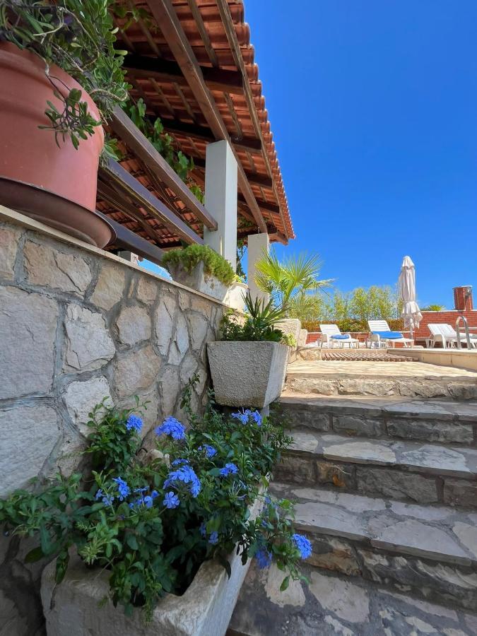 Gorana Apartman With Swimming Pool Apartment Jelsa  Exterior photo