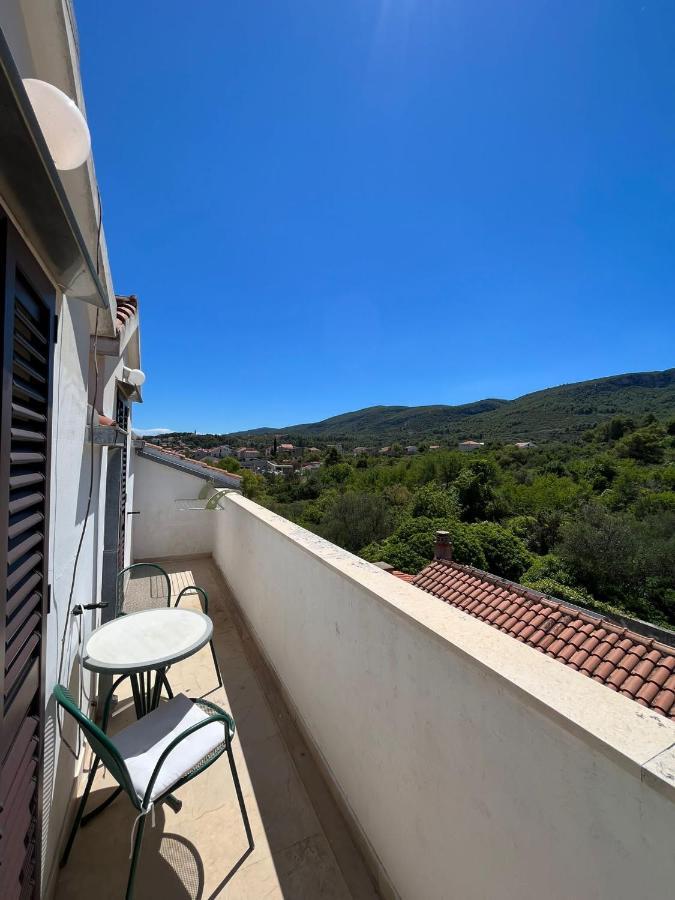 Gorana Apartman With Swimming Pool Apartment Jelsa  Exterior photo